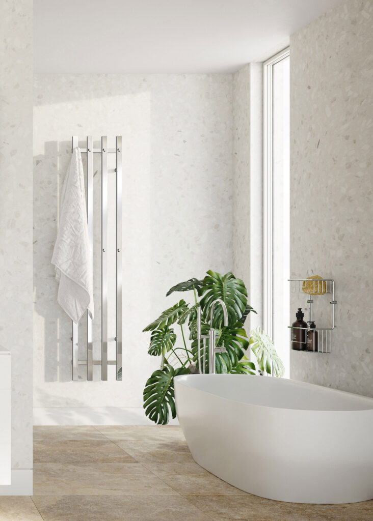 Smedbos vertikala handduksstång FK714 monterad i badrum bredvid växt och badkar